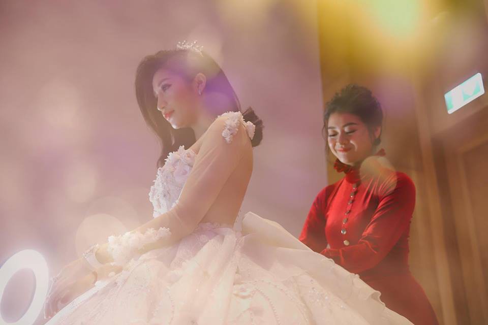 Chồng doanh nhân hạnh phúc gọi Vân Navy là my girl, khoe khoảnh khắc cô mặc váy cưới lộng lẫy như công chúa Chồng doanh nhân hạnh phúc gọi Vân Navy là my girl, khoe khoảnh khắc cô mặc váy cưới lộng lẫy như công chúa