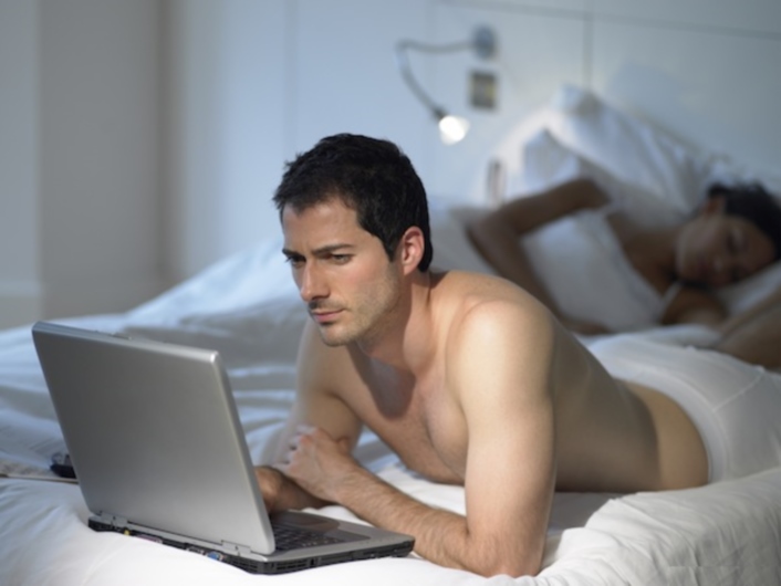 Sững sờ phát hiện chồng lưu nhiều ảnh khỏa thân của nam giới