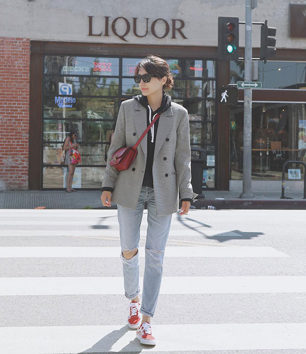 3 lỗi diện quần jeans không khiến cặp chân ngắn hơn thì cũng dễ đưa bạn vào tình huống kém duyên, nhạy cảm