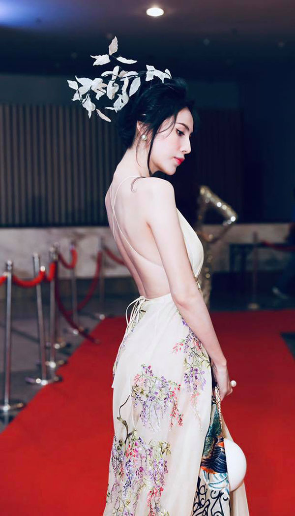 Thủy Tiên dạo này cứ chăm cài hoa gắn lá lên đầu, khiến dân tình phải trầm trồ: tiên nữ là có thật