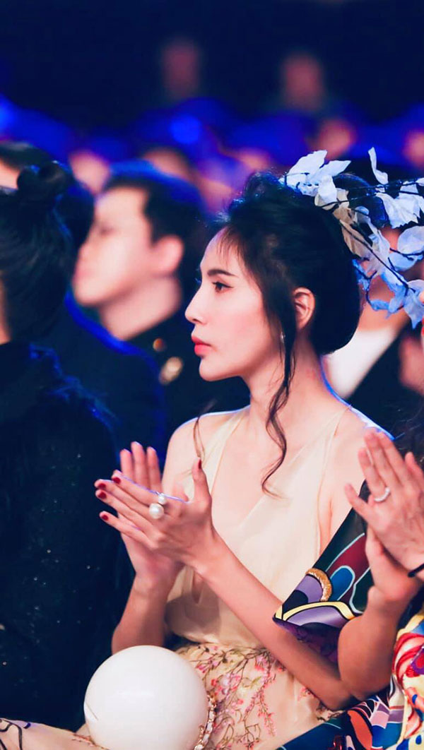 Thủy Tiên dạo này cứ chăm cài hoa gắn lá lên đầu, khiến dân tình phải trầm trồ: tiên nữ là có thật