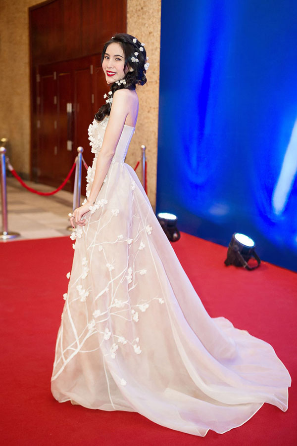 Thủy Tiên dạo này cứ chăm cài hoa gắn lá lên đầu, khiến dân tình phải trầm trồ: tiên nữ là có thật