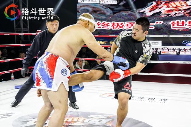 Làng võ Trung Quốc dậy sóng: Gã điên MMA đối đầu với cao thủ võ cổ truyền và cú hạ đo ván như trong phim hành động