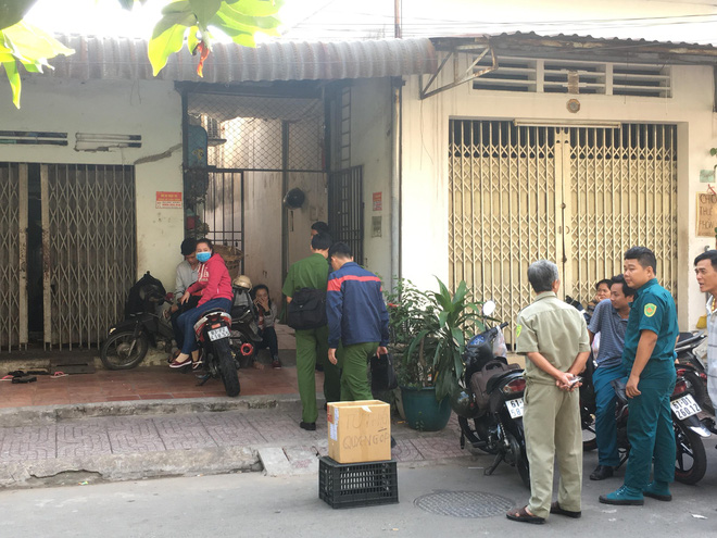 Gọi chồng dậy đi làm, phát hiện cơ thể tím tái dưới nền nhà, vợ la hét cầu cứu