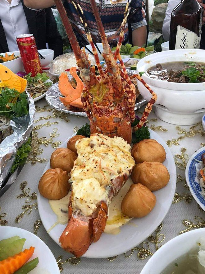 Xôn xao hình ảnh cô dâu vàng đeo trĩu cổ, đám cưới xuất hiện 2 siêu xe Rolls-Royce