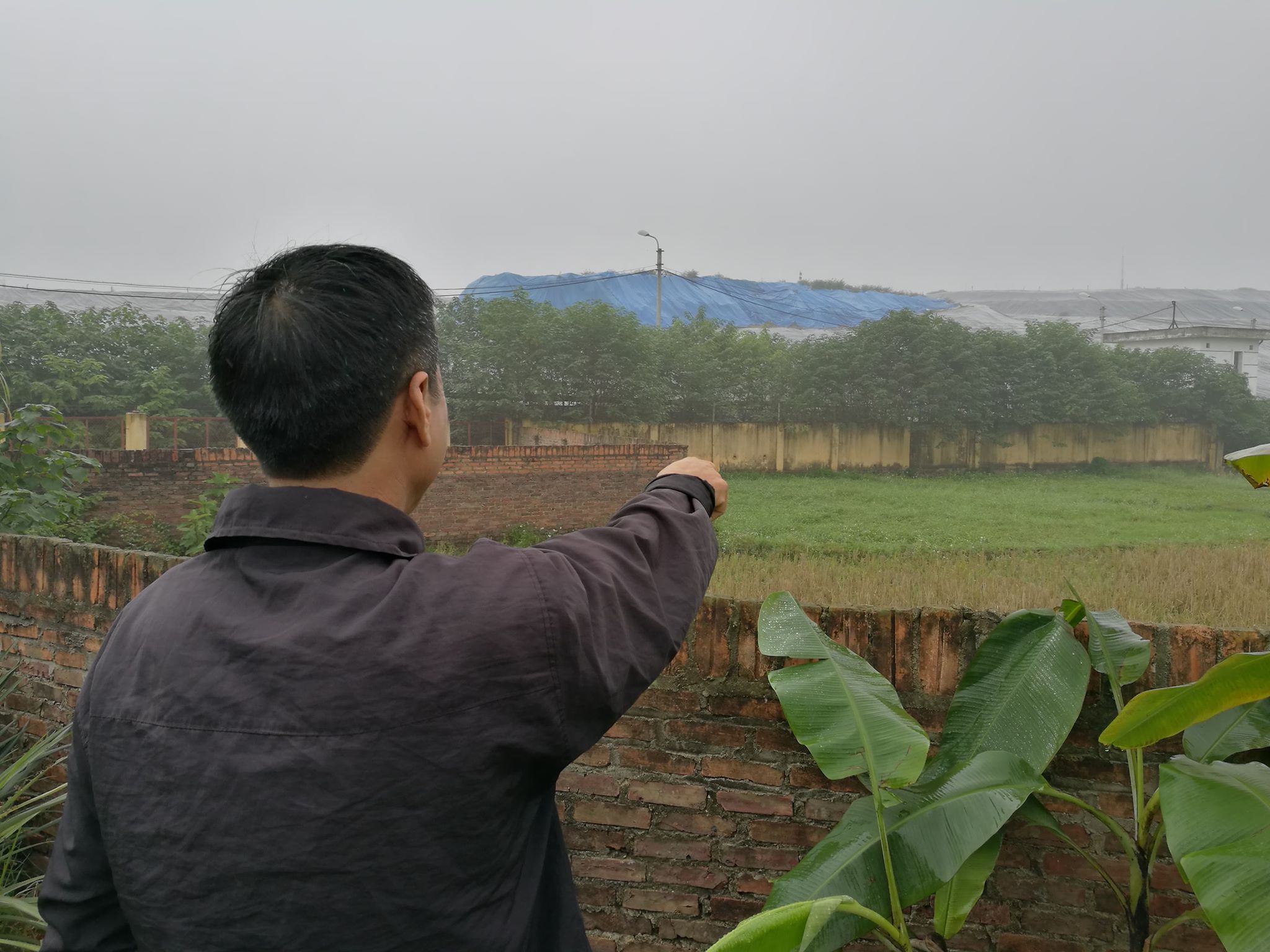 Vụ dân chặn xe vào bãi rác Nam Sơn: Không giải quyết, chúng tôi sẵn sàng ăn Tết ngoài đồng