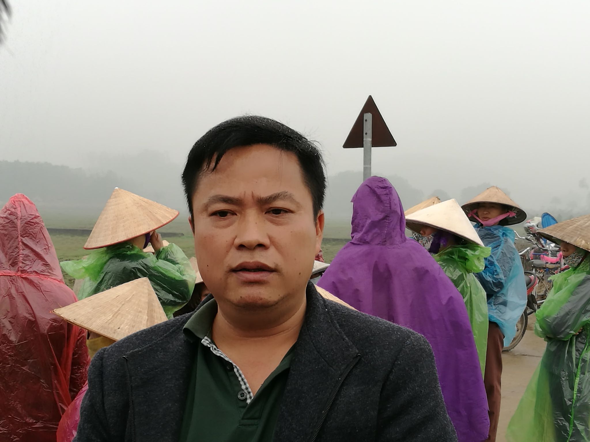 Vụ dân chặn xe vào bãi rác Nam Sơn: Không giải quyết, chúng tôi sẵn sàng ăn Tết ngoài đồng