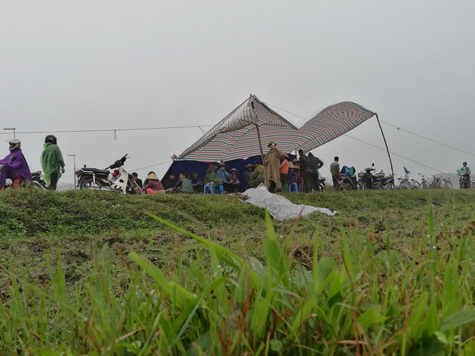 Vụ dân chặn xe vào bãi rác Nam Sơn: Không giải quyết, chúng tôi sẵn sàng ăn Tết ngoài đồng