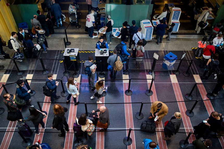 Cuộc sống đảo lộn khắp nước Mỹ vì chính phủ đóng cửa lâu kỷ lục