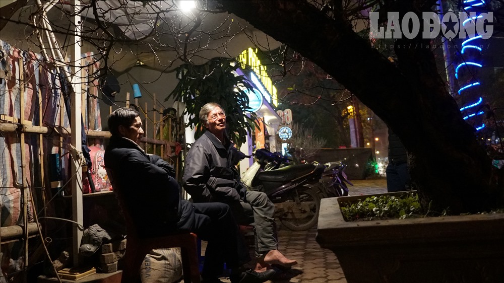 Cận Tết, lao động chong đèn trên phố trông đào đêm