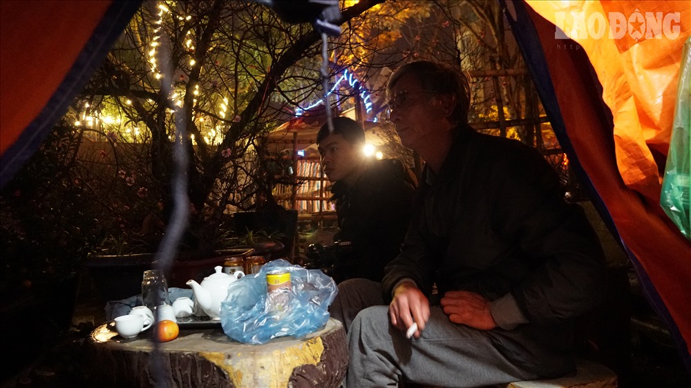 Cận Tết, lao động chong đèn trên phố trông đào đêm