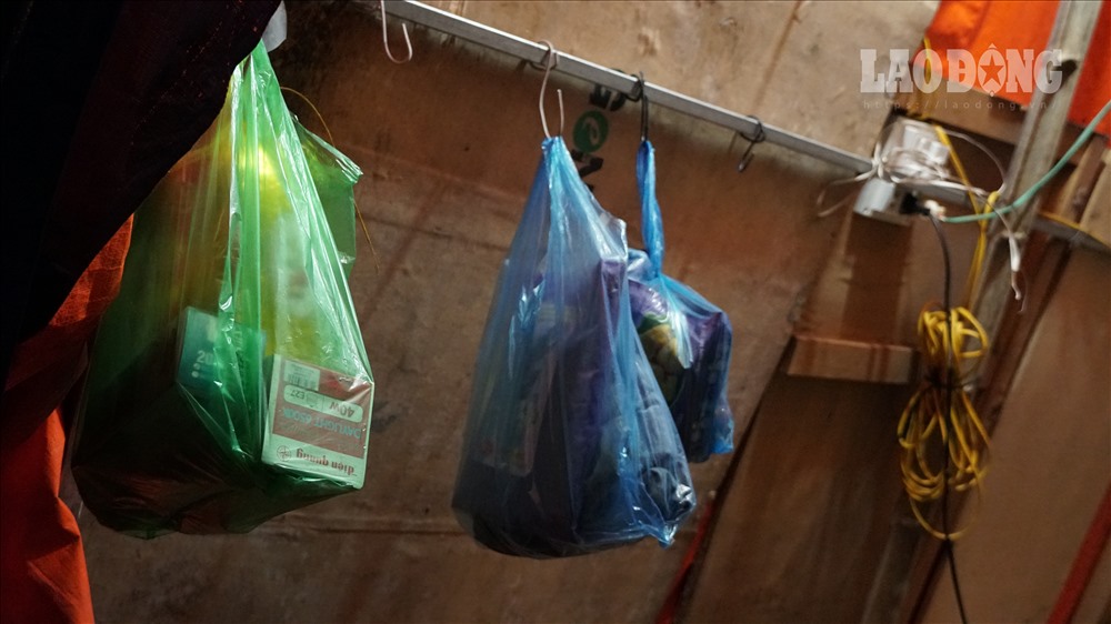 Cận Tết, lao động chong đèn trên phố trông đào đêm