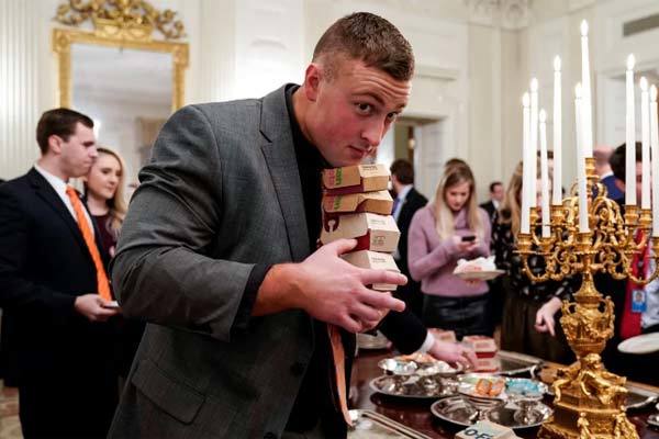 Chính phủ đóng cửa, ông Trump tự bỏ tiền đãi khách