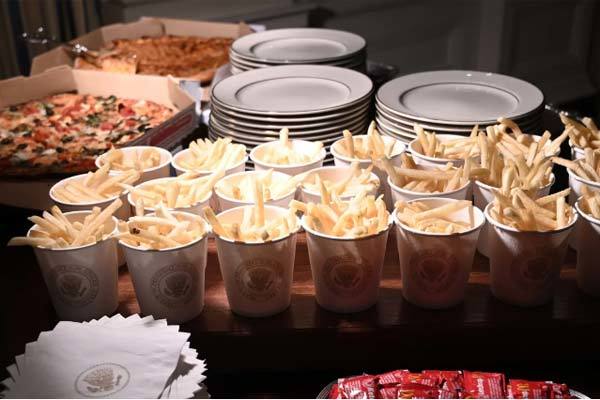 Chính phủ đóng cửa, ông Trump tự bỏ tiền đãi khách