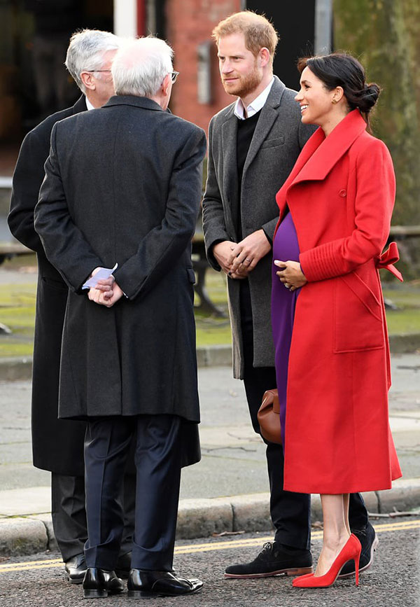 Diện set tím – đỏ tưởng sến đỉnh cao, ai ngờ Công nương Meghan vẫn sang chảnh và cuốn hút đến lạ!