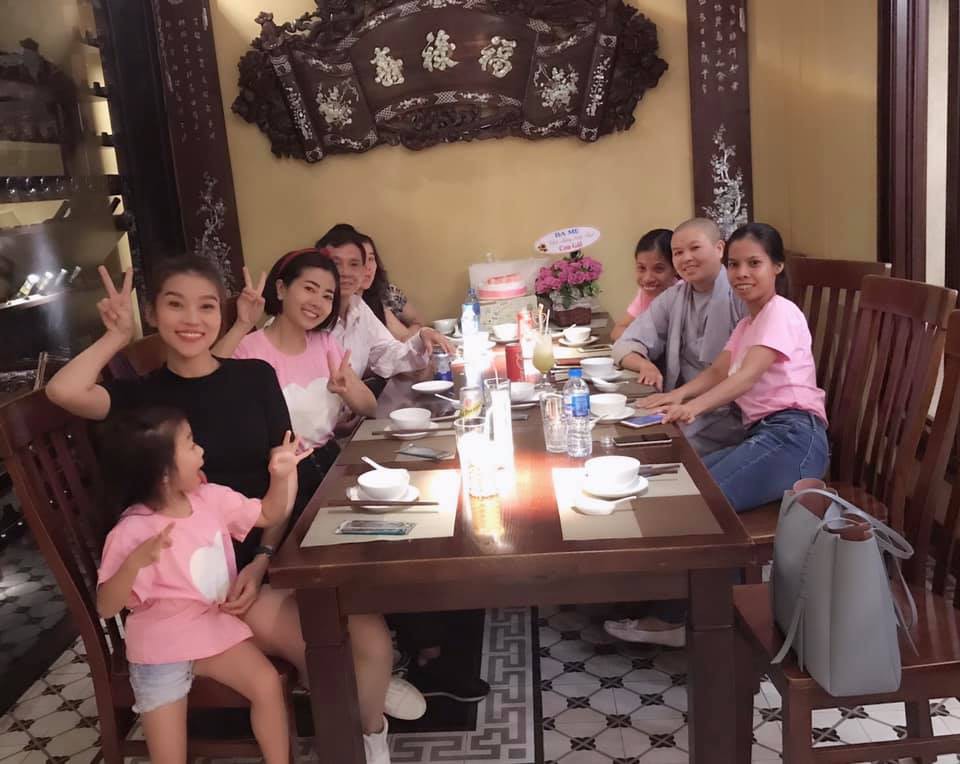 Mai Phương hạnh phúc tổ chức tiệc sinh nhật ấm áp bên gia đình sau 5 tháng tích cực điều trị ung thư