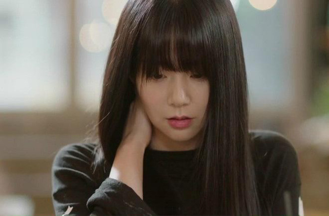 Chiêu thoát nạn của cô nhân viên trẻ xinh đẹp bị sếp dụ dỗ nhân cớ làm thêm cuối năm