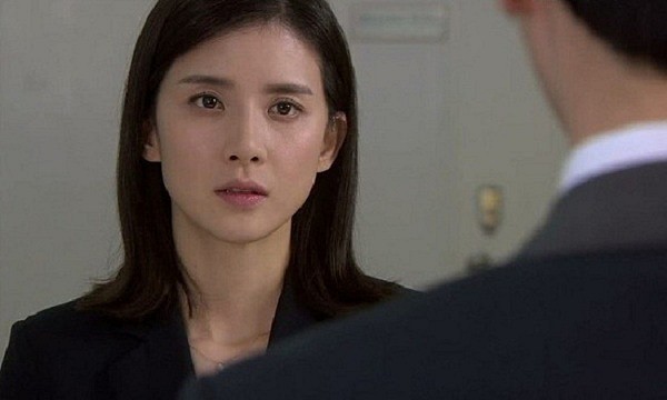 Chiêu thoát nạn của cô nhân viên trẻ xinh đẹp bị sếp dụ dỗ nhân cớ làm thêm cuối năm