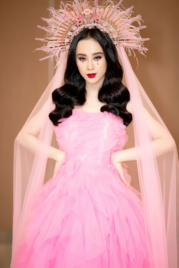 Chiếm trọn spotlight thảm đỏ nhưng Angela Phương Trinh không thanh thoát bằng Bảo Anh, cũng chẳng ngọt ngào như Hạ Vi khi diện váy ấn tượng