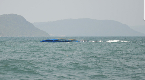 Thuyền viên sống sót trong sà lan lật úp trên biển 2 ngày