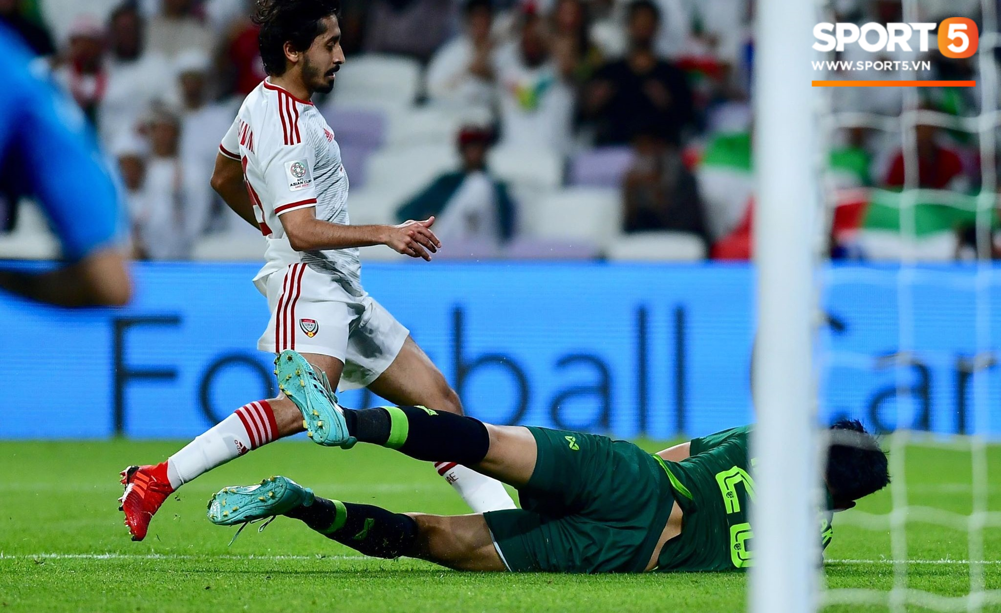 Cầu thủ Thái Lan bần cùng, phải dùng tay cản bóng thô thiển trong khu cấm địa