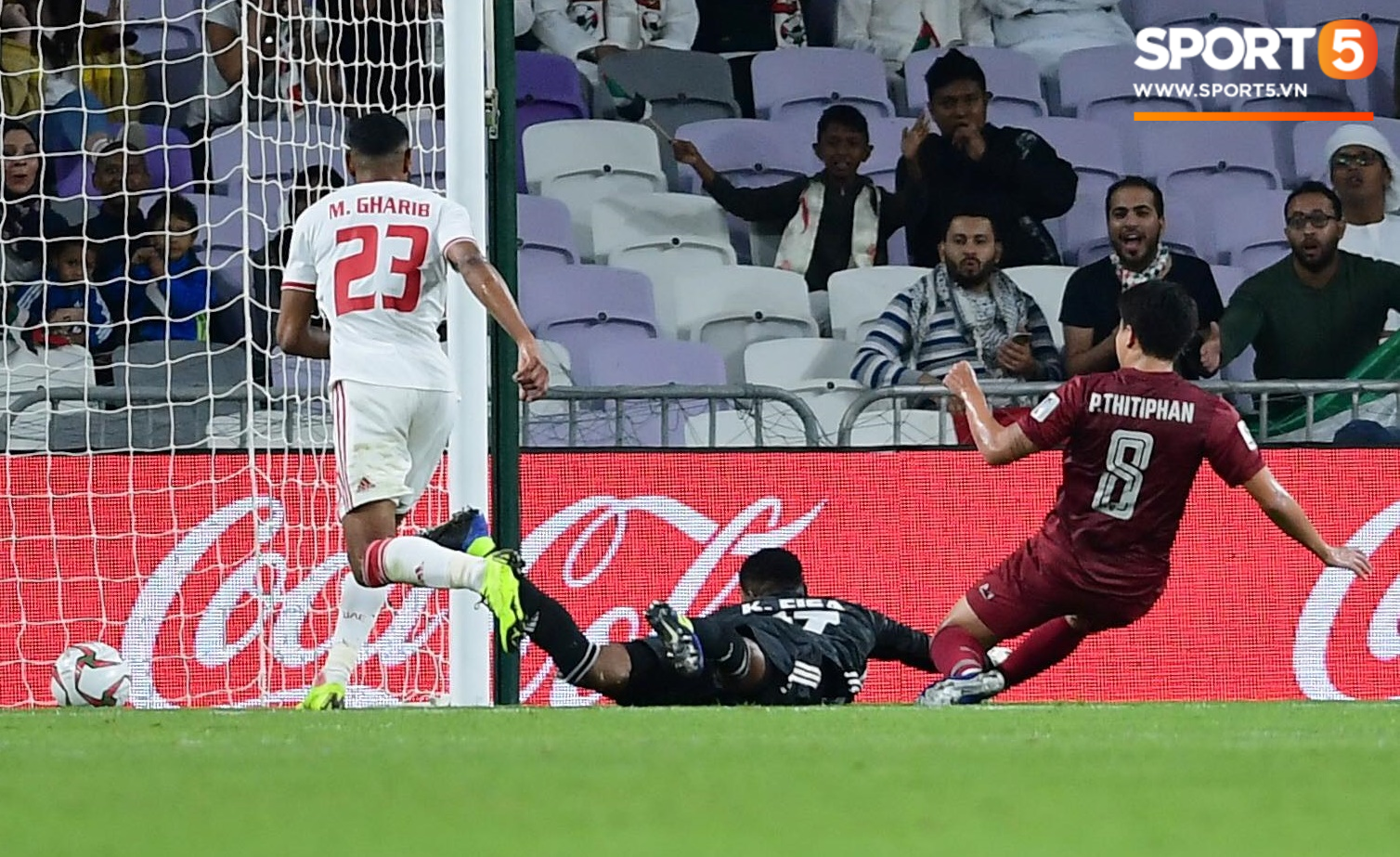 Cầu thủ Thái Lan bần cùng, phải dùng tay cản bóng thô thiển trong khu cấm địa