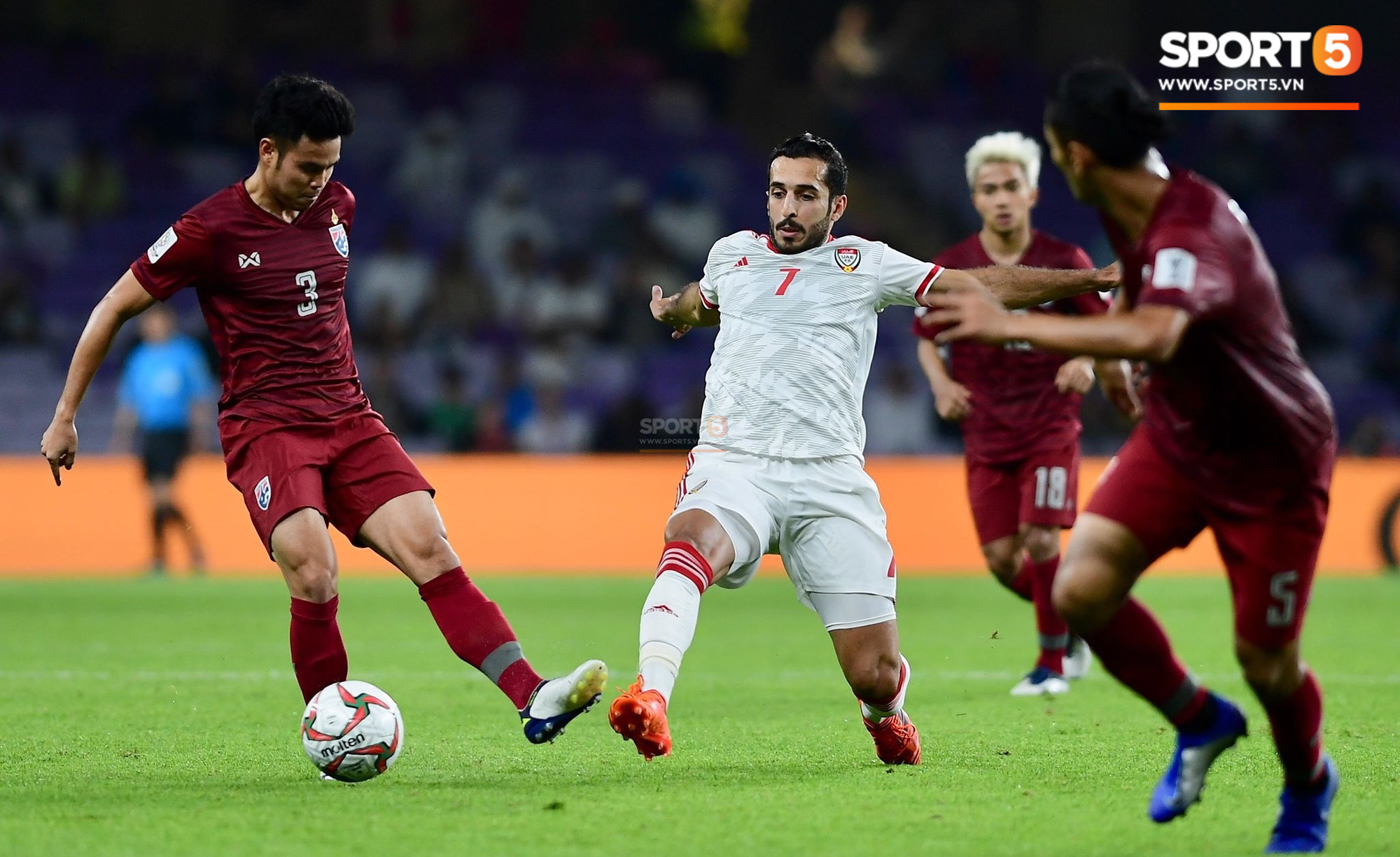 Cầu thủ Thái Lan bần cùng, phải dùng tay cản bóng thô thiển trong khu cấm địa