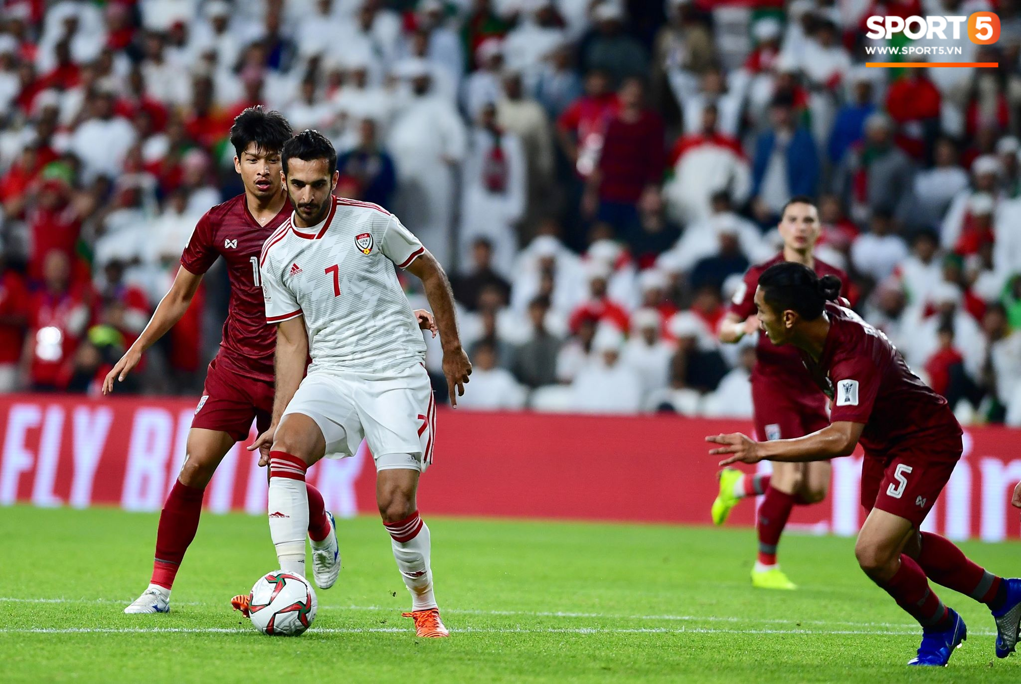 Cầu thủ Thái Lan bần cùng, phải dùng tay cản bóng thô thiển trong khu cấm địa