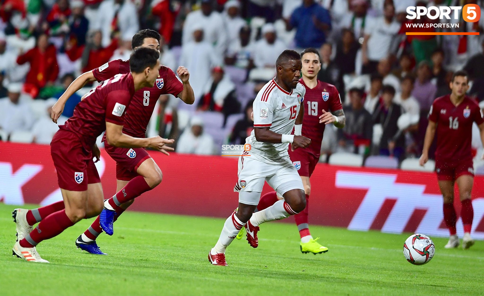 Cầu thủ Thái Lan bần cùng, phải dùng tay cản bóng thô thiển trong khu cấm địa