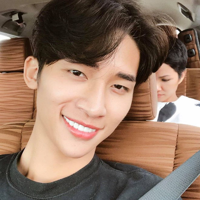 Chàng trợ lý điển trai thường bị nhầm là anh của Hoa hậu HHen Niê