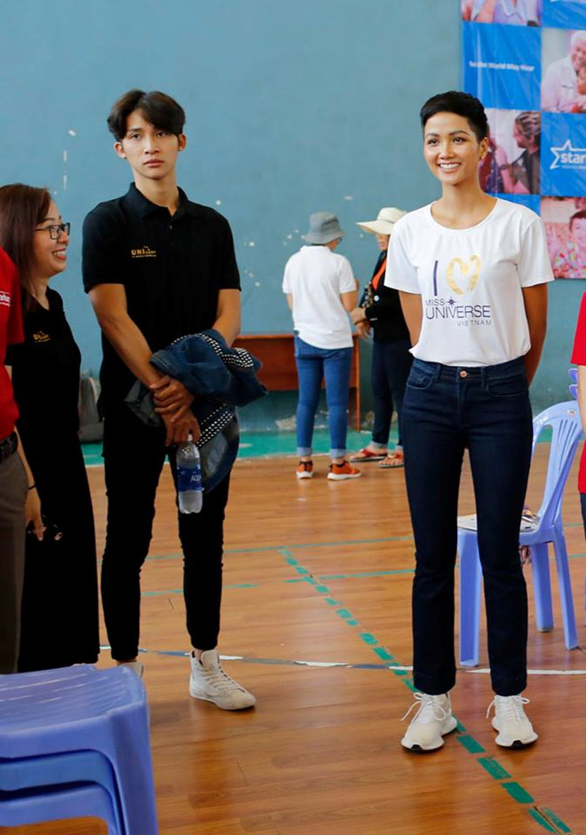 Chàng trợ lý điển trai thường bị nhầm là anh của Hoa hậu HHen Niê