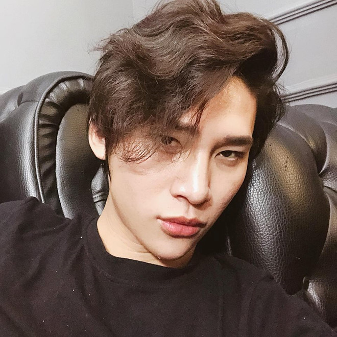 Chàng trợ lý điển trai thường bị nhầm là anh của Hoa hậu HHen Niê