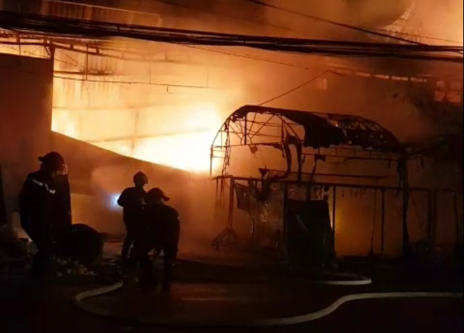 Cứu 4 người kẹt trong đám cháy lớn ở cơ sở trang trí nội thất