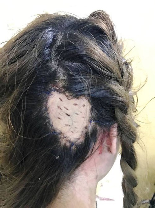 Than vãn vì kiểu tóc thảm họa dù đã đem theo mẫu, cô gái trẻ khiến cư dân mạng không thể nhịn cười vì biểu cảm này