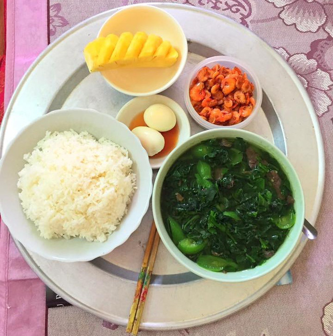 Hí hửng lên khoe mẹ chồng tuyệt vời nhất năm với mâm cơm cữ đầy đủ, nàng dâu bị cư dân mạng vạch trần điểm sai này.. Hí hửng lên khoe mẹ chồng tuyệt vời nhất năm với mâm cơm cữ đầy đủ, nàng dâu bị cư dân mạng vạch trần điểm sai này..