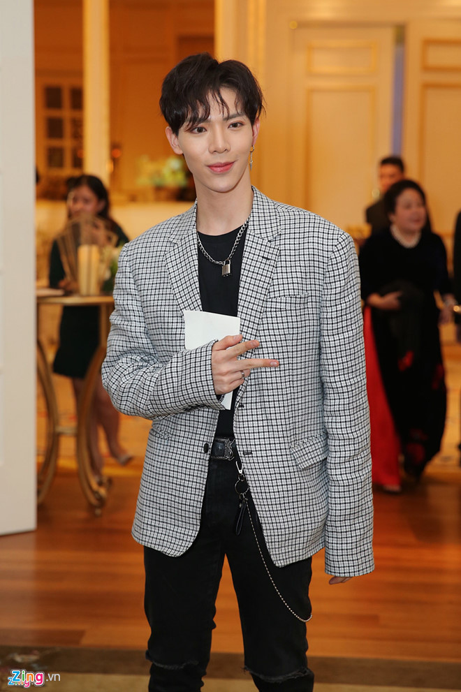 Gương mặt Erik ngày càng khác lạ do dao kéo quá đà?