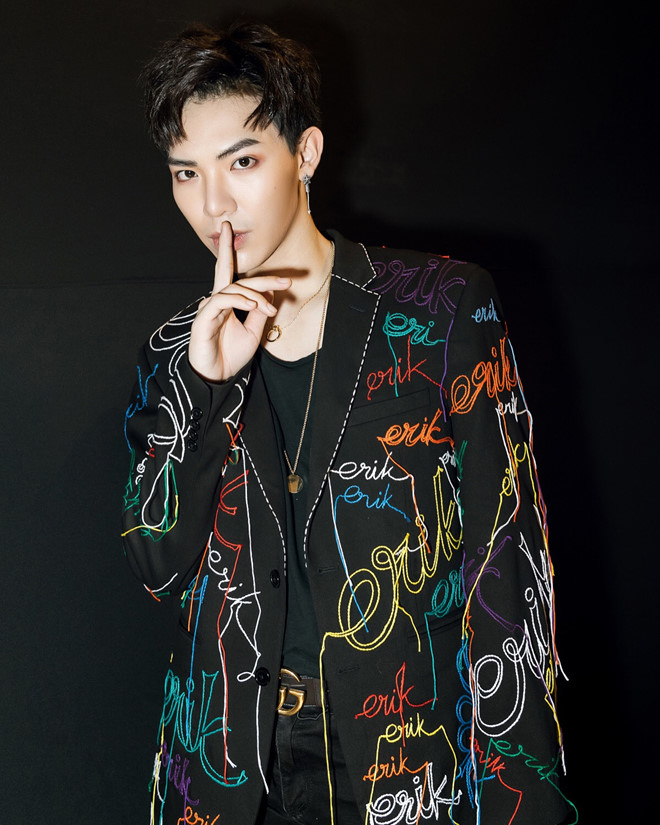 Gương mặt Erik ngày càng khác lạ do dao kéo quá đà?