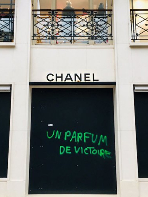 Loạt nhà mốt lớn phải dời lịch vì phong trào Áo vàng ở Paris