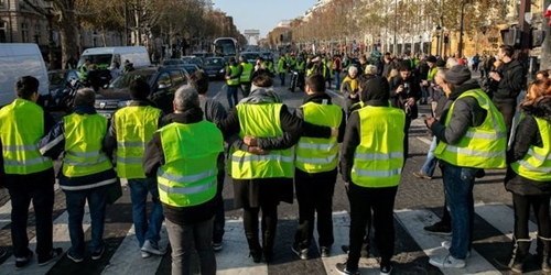Loạt nhà mốt lớn phải dời lịch vì phong trào Áo vàng ở Paris