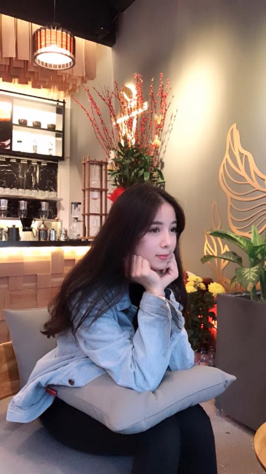 Hot girl mặc quần ngắn, ngồi trên vai em trai Xuân Hinh bị chỉ trích kệch cỡm, phản cảm