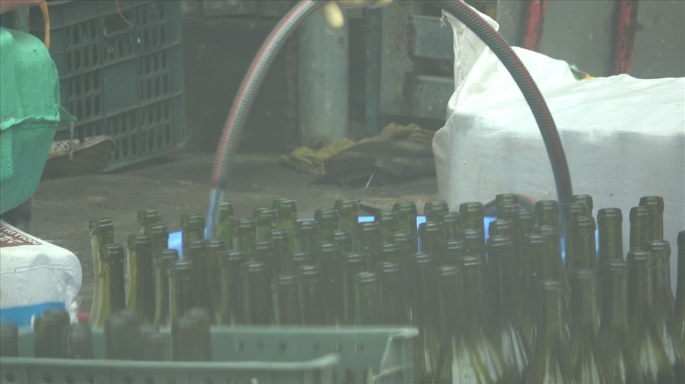 Cận cảnh kỹ nghệ sản xuất rượu vang siêu tốc, giá chỉ ngang nước lọc