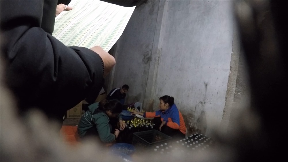 Cận cảnh kỹ nghệ sản xuất rượu vang siêu tốc, giá chỉ ngang nước lọc