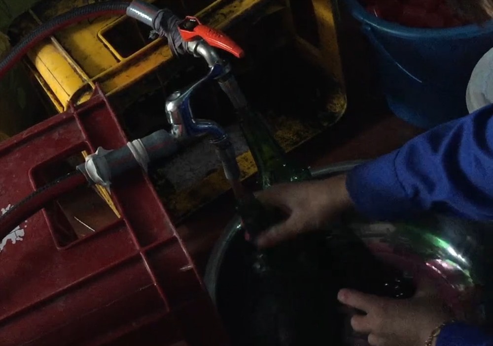 Cận cảnh kỹ nghệ sản xuất rượu vang siêu tốc, giá chỉ ngang nước lọc