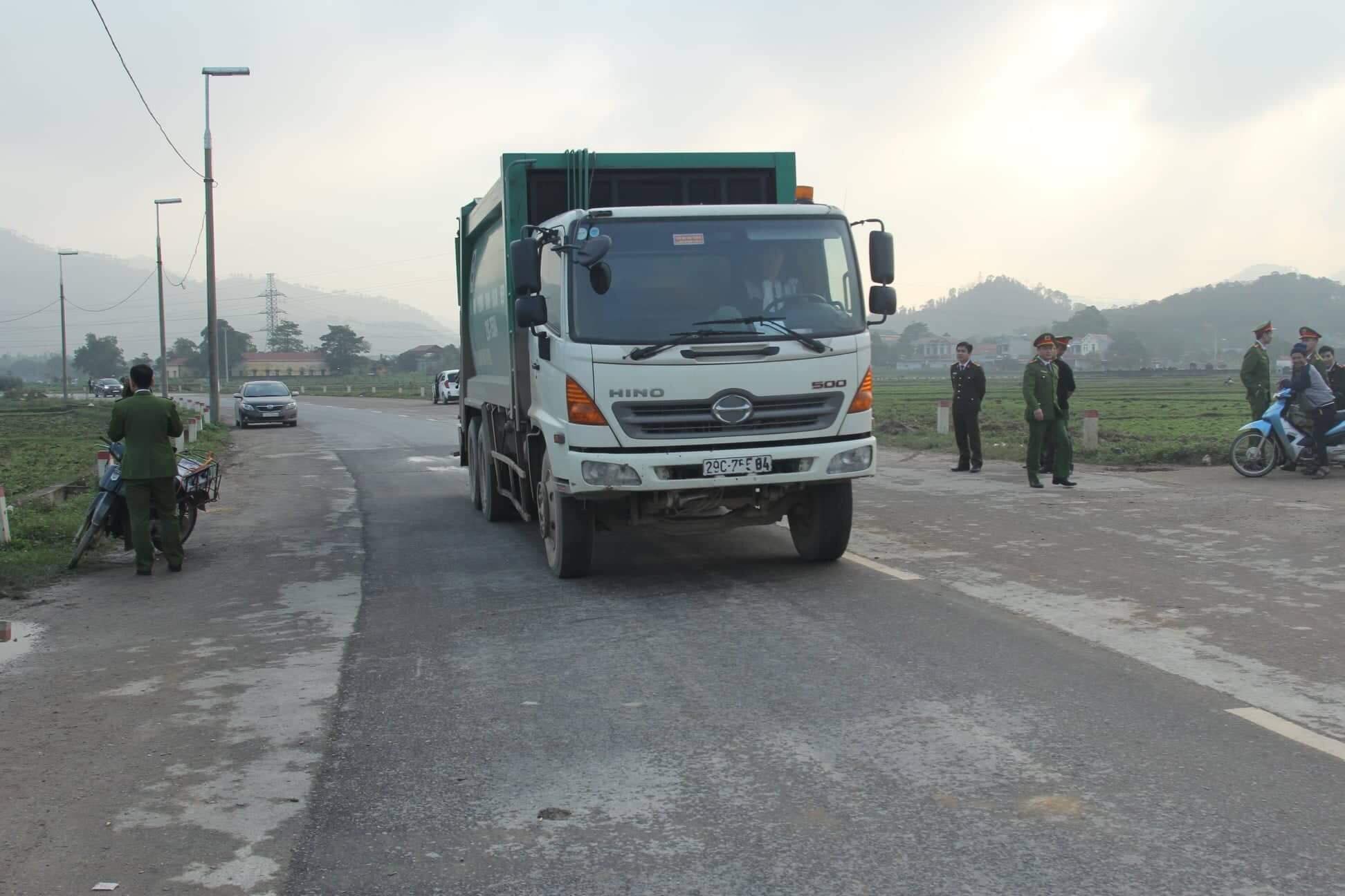 Cuộc sống cạnh bãi rác lớn nhất Hà Nội: Trong xóm có đám cưới chỉ đến uống chén rượu, không dám ăn