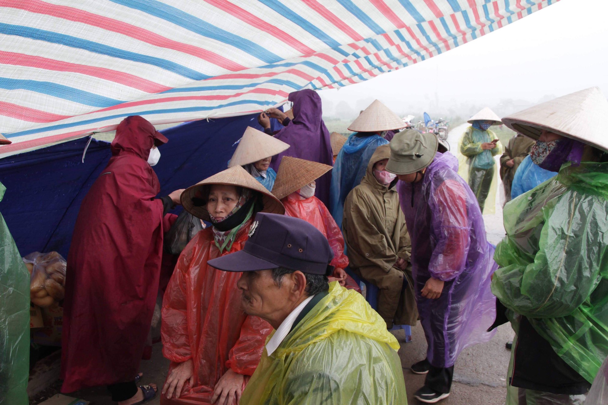 Cuộc sống cạnh bãi rác lớn nhất Hà Nội: Trong xóm có đám cưới chỉ đến uống chén rượu, không dám ăn