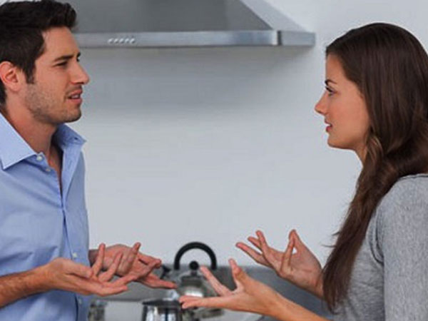 Vợ nổi đóa thấy chai rượu rẻ tiền chồng mua biếu Tết bố vợ