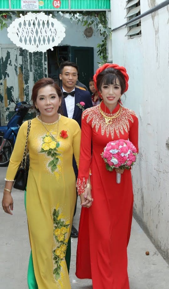 Mọi người ra mà xem: Mẹ chồng quyến rũ nàng dâu làm bạn, bắt giữ 2 cây vàng hồi môn; dụ hát karaoke, nhảy đầm...