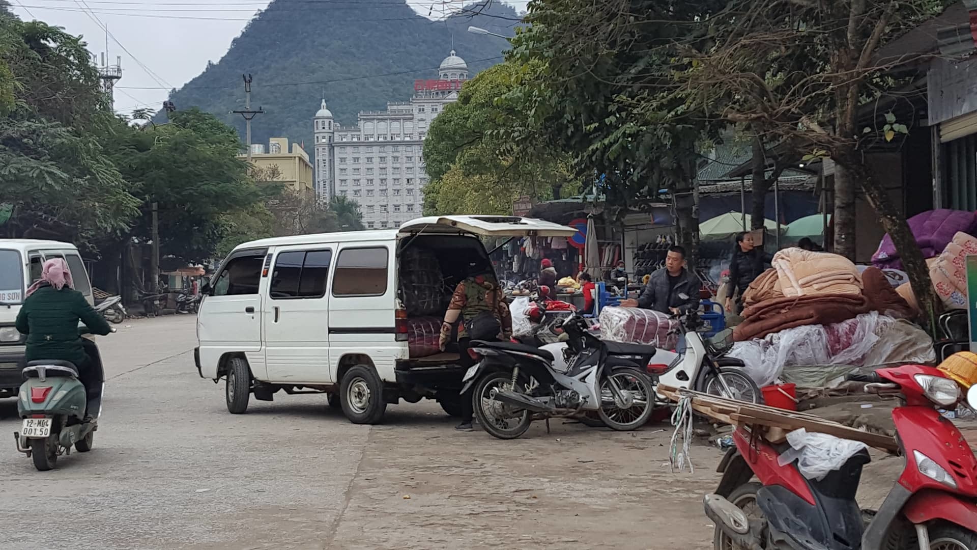 Bí mật nhức nhối sau những chuyến xe nhồi người