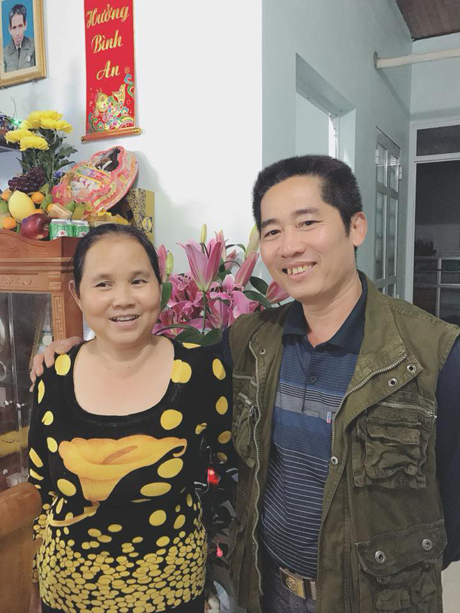 Con gái khoe bố mẹ tình cảm như hồi mới cưới, ngày nào bố cũng chạy 40km xuống viện, kiên nhẫn gội đầu bôi thuốc cho mẹ cả tiếng đồng hồ