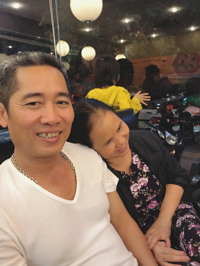 Con gái khoe bố mẹ tình cảm như hồi mới cưới, ngày nào bố cũng chạy 40km xuống viện, kiên nhẫn gội đầu bôi thuốc cho mẹ cả tiếng đồng hồ